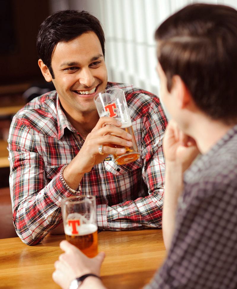 Amici con la birra Tennent's