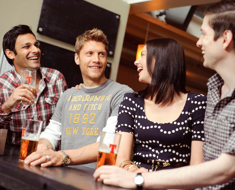 Gruppo di amici con la birra Tennent's